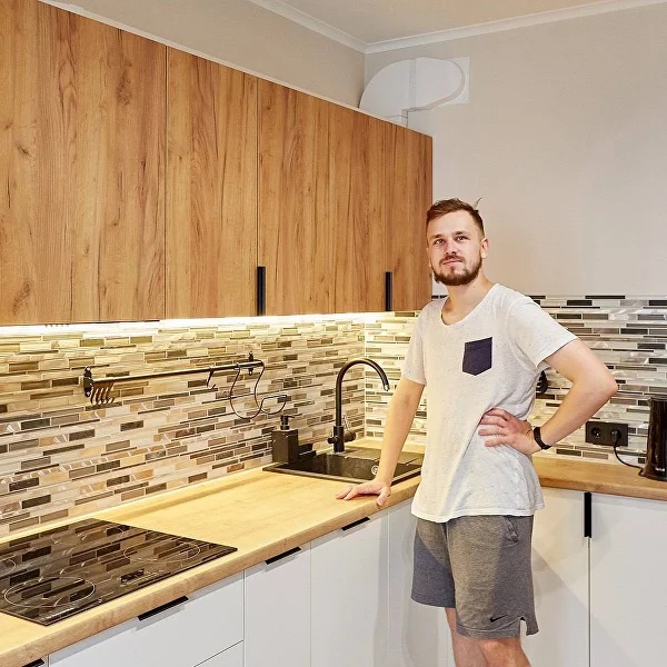 Кухня угловая скандинавская — Белый (нижние) + Дерево Дуб натуральный (верхние)